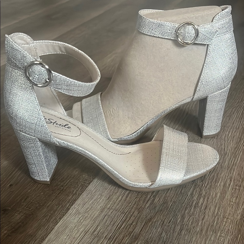 NIB Life Stride Women's Silverish Heeled Sandals - Picture 2 of 3